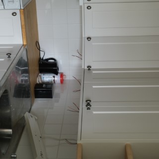 Kök med vita måttbeställda spegelluckor av furu